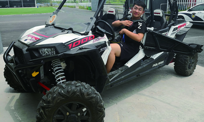 欣賞特警叔叔飛車