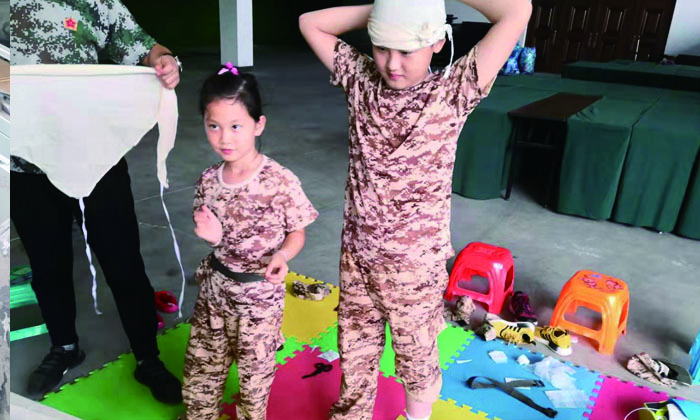 和小妹妹一起玩