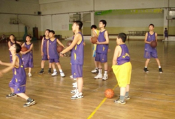 飛人藍(lán)求體育夏令營營員投籃練習(xí)