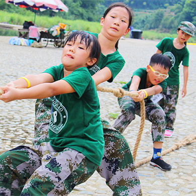 參加福鼎軍事夏令營(yíng)活動(dòng)讓孩子及時(shí)改正缺點(diǎn)毛病