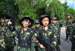 參加阜陽軍事夏令營讓孩子學(xué)會磨練自我！