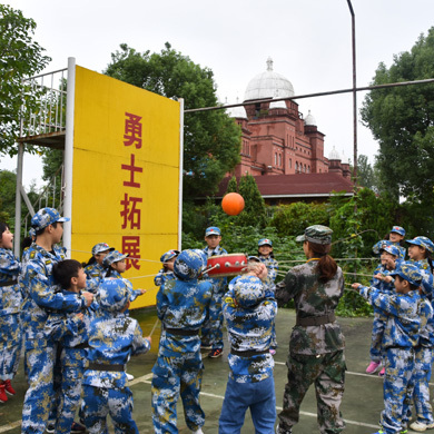 阜陽(yáng)拓展訓(xùn)練營(yíng)是青少年成長(zhǎng)的基石