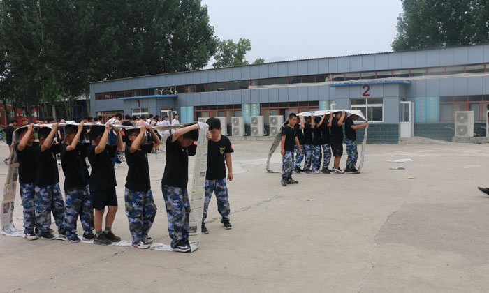 阜陽(yáng)軍事夏令營(yíng)改掉孩子壞習(xí)慣.jpg