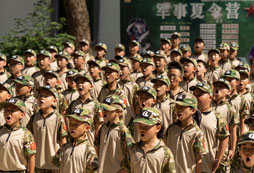 阜陽中學(xué)生軍事夏令營豐富孩子的假期生活