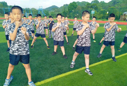 福州軍事夏令營(yíng)提高孩子意志力！