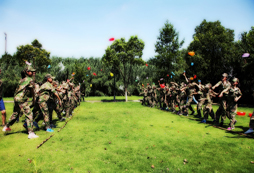 參加方陣特訓軍事夏令營增強孩子的團隊合作能力