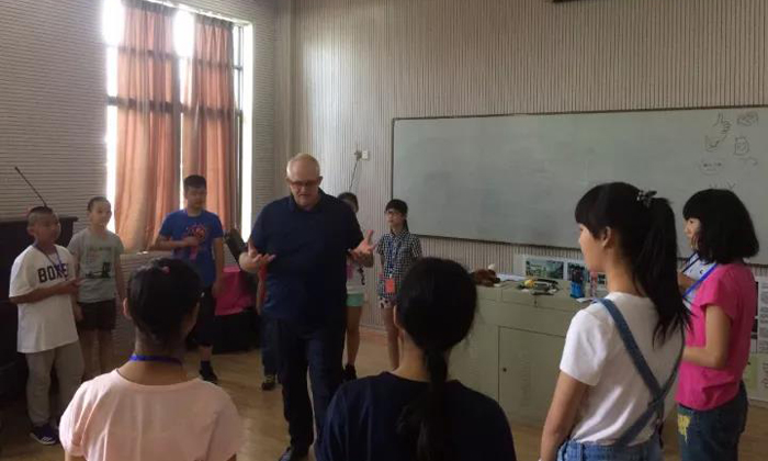 外教陪孩子一起成長