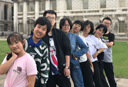 排成一排拍照