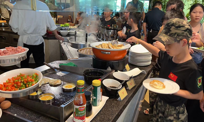 排隊打飯