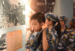 參加江門市軍訓(xùn)夏令營(yíng)培養(yǎng)孩子自立能力！