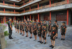 廣西兒童軍事夏令營(yíng)增強(qiáng)孩子自信