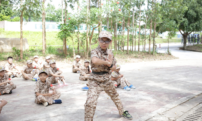 參加廣西軍事集訓(xùn)營(yíng)讓孩子遠(yuǎn)離電子產(chǎn)品.jpg