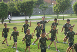 廣州軍事夏令營(yíng)培養(yǎng)孩子的自主能力