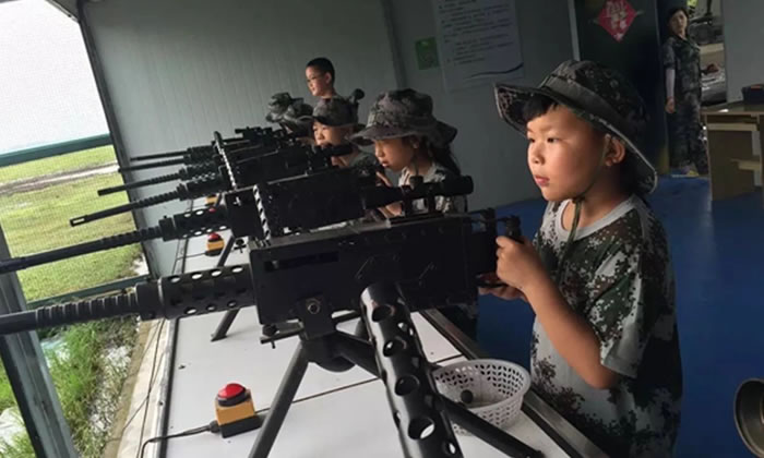 廣州軍事夏令營讓孩子真人CS實(shí)戰(zhàn)中