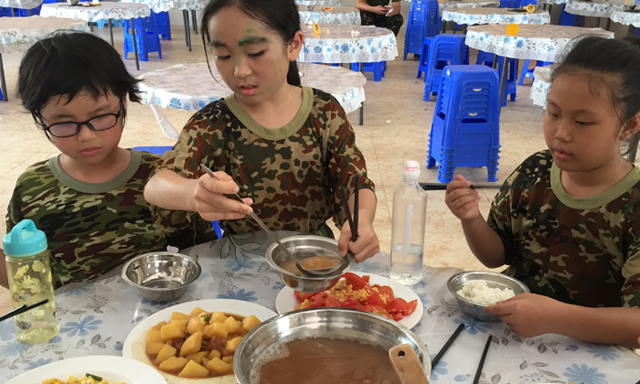 貴州夏令營中孩子們在吃飯