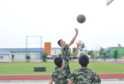 貴州中學(xué)生夏令營(yíng)趣味教學(xué)吸引眾多孩子參與