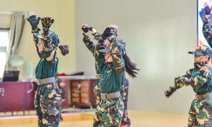 國內(nèi)女子軍事夏令營