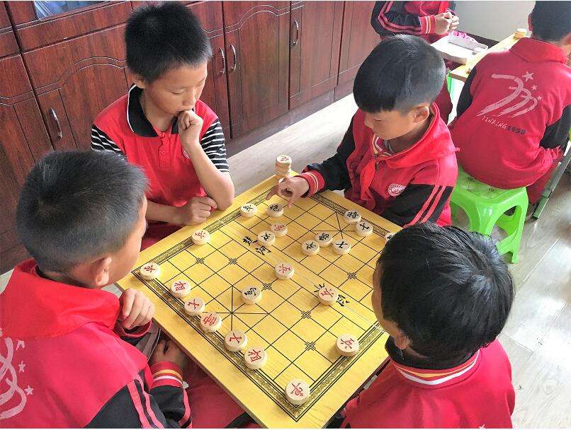 下象棋的少年.jpg