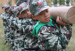參加國內(nèi)軍事夏令營的孩子多嗎