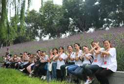 年齡小的孩子參加夏令營家長可以一起參加嗎？