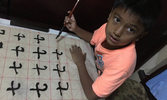 孩子夏令營(yíng)學(xué)習(xí)國(guó)學(xué)懂感恩,孝順父母