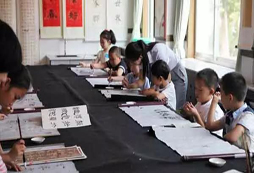暑期書法夏令營推薦小女孩學(xué)習(xí)軟筆書法