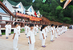 國(guó)學(xué)夏令營(yíng)為孩子提供了一個(gè)修身養(yǎng)性的平臺(tái)