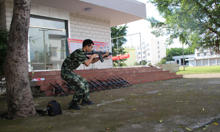 廣西黃埔軍事夏令營教官射擊演練