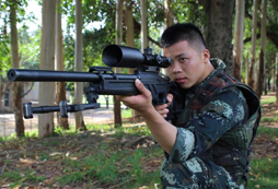 教官在演練射擊！
