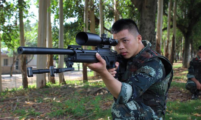 教官在演練射擊！