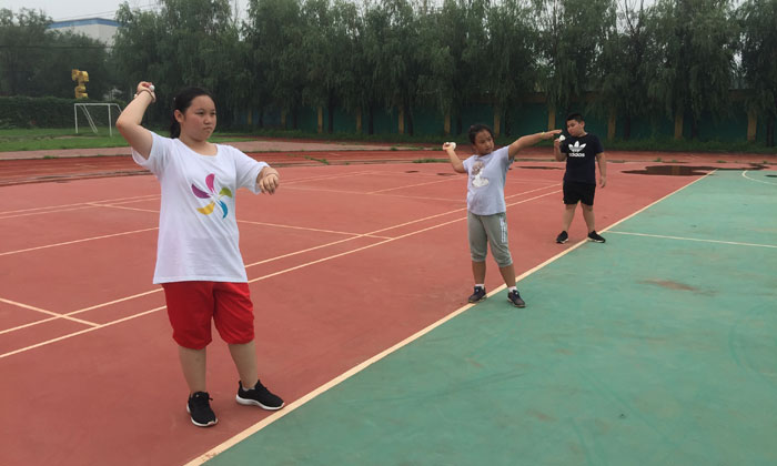 扔羽毛球