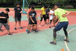 教導(dǎo)打籃球的正確姿勢