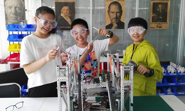我與小伙伴制作的機(jī)器人