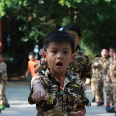哈爾濱軍事夏令營通過哪些活動達到教育的目的？