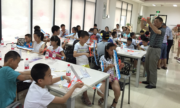 參加科技營(yíng)給孩子一個(gè)創(chuàng)想未來(lái)的舞臺(tái)