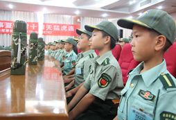 ?？谑罴傧牧顮I軍訓(xùn)活動讓孩子得到哪些鍛煉？