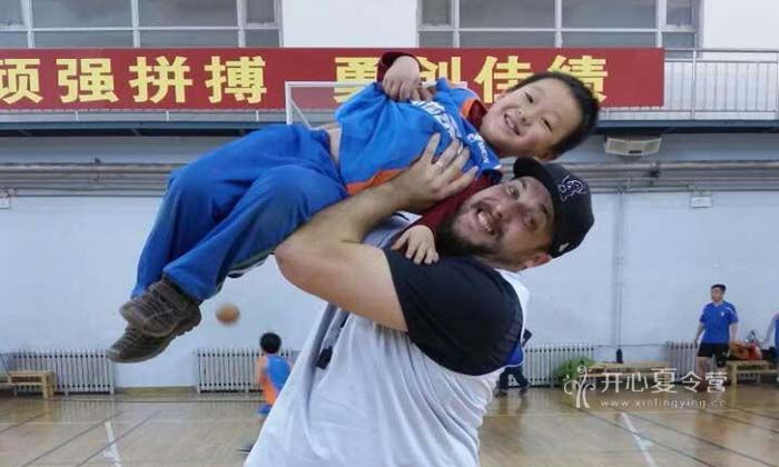 孩子們與外教在一起