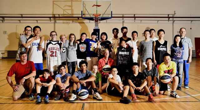 參加哈林秀王籃球夏令營體驗NBA式訓(xùn)練