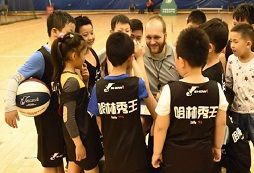 參加哈林秀王籃球夏令營學(xué)習(xí)地道英語