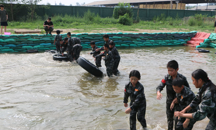 參加合肥軍事化夏令營成為真正的小軍人