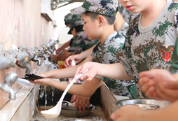 父母可以和孩子一起去參加黑龍江特種兵訓練營嗎？