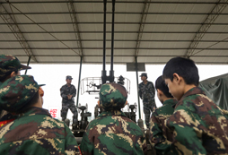 參加黑龍江中學(xué)生夏令營感受軍人意志!