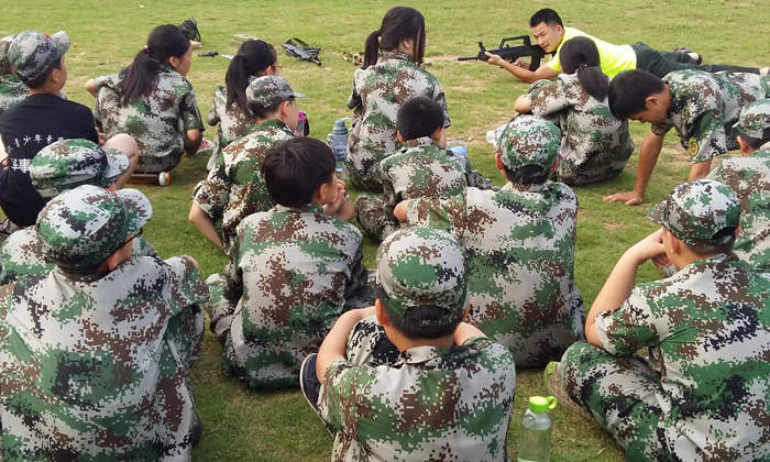 河南少兒軍事化訓(xùn)練營(yíng)讓孩子假期有全新的體驗(yàn)