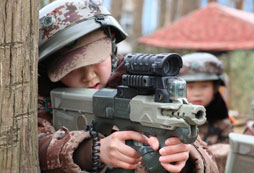 參加林州市的少兒夏令營塑造軍人氣質(zhì)，學(xué)會自律