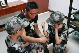 孩子吃飯玩手機(jī)在河源軍事夏令營(yíng)可以改變嗎？