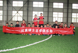 參加紅黑騎士足球夏令營提升青少年足球技能