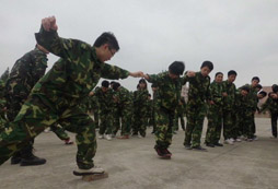 孩子們?cè)诤幽宪娛孪牧顮I(yíng)中的生活