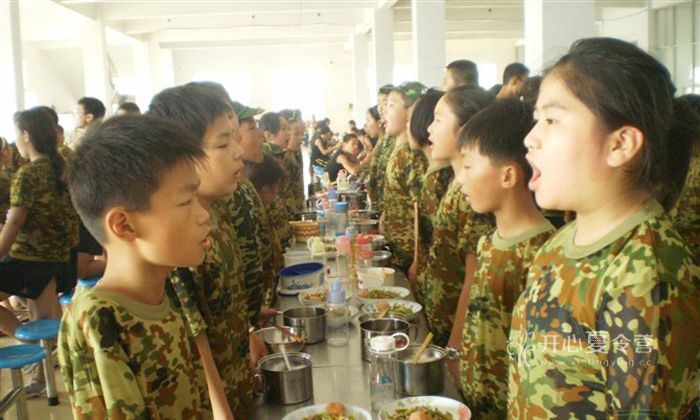 孩子們準(zhǔn)備享用午餐