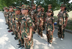 排隊站軍姿