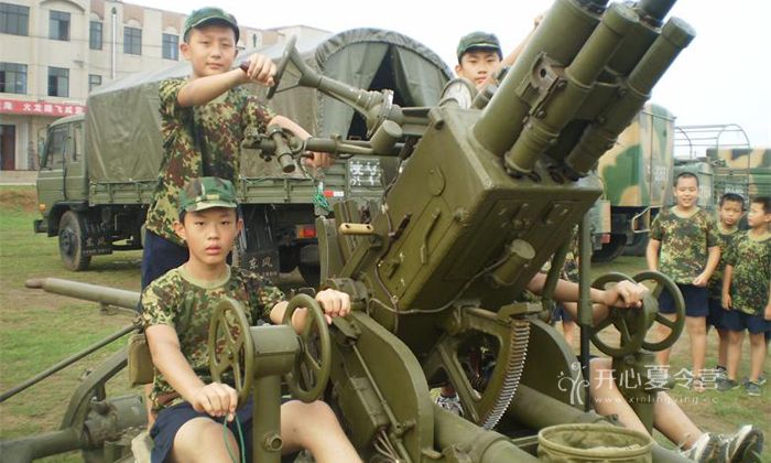 我們與軍事設(shè)備的親密合影